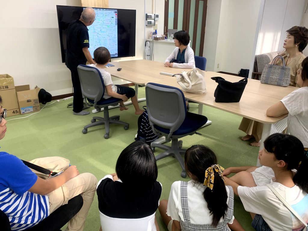 新社屋にて会長から話を聞きました